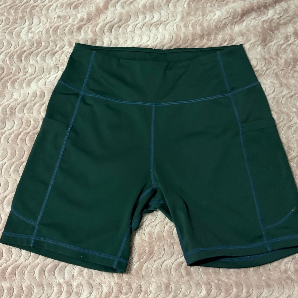 Green High-Waisted Side Pockets Athletic Shorts